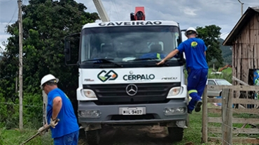 Manutenção emergencial em poste na Barra da Ibiraquera