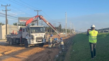 Cerpalo executa mudança de postes na marginal da BR-101