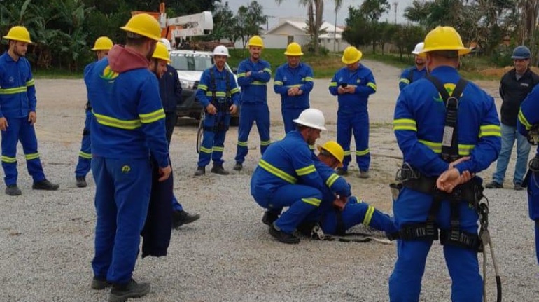 Treinamento aos profissionais que atuam com cesto aéreo