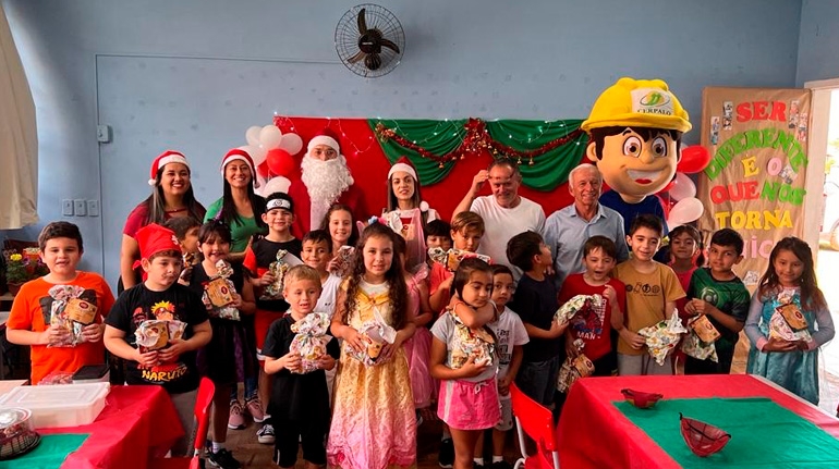 Natal Cerpalo faz a alegria das crianças com a presença do Papai Noel
