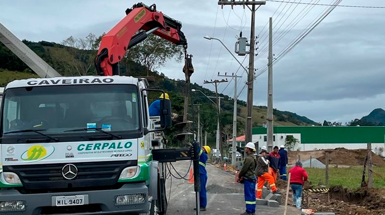 Cerpalo faz substituição de postes e rede na Costa do Morro