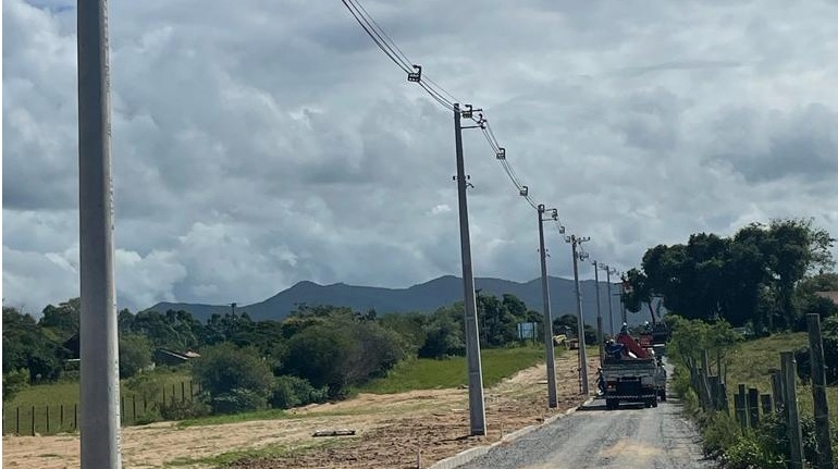 Cerpalo substitui postes para garantir melhorias na rede em Ibiraquera