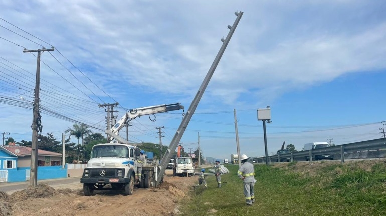 Cerpalo executa mudança de postes na marginal da BR-101