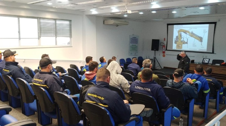 Operadores de guindauto aprimoram conhecimentos